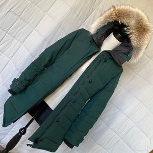 Canada Goose parka  full Down worn once size  Large with REAL fur around face
